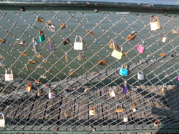  Cadenas accrochés au Pont des Arts
